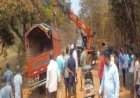 दोडामार्ग-तिलारी मार्गावर भेडशी येथे लाकूड वाहतूक करणारा टेम्पो उलटला