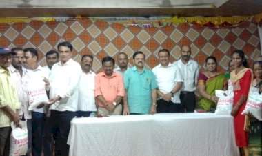 शिवसेनेच्या खत वाटप व वह्या वाटप उपक्रमास शेतकरी व विद्यार्थ्यांचा उत्स्फूर्त प्रतिसाद.