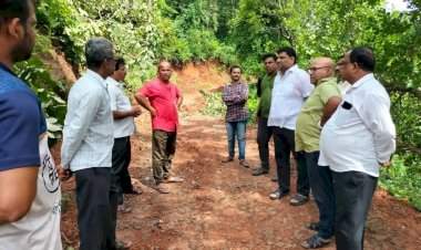 कुडाळ तालुक्यातील नुकसानग्रस्त भागांची आ.वैभव नाईक यांनी केली पाहणी.  वालावल बंगेवाडीतील दरडग्रस्त ग्रामस्थांना केली आर्थिक मदत.