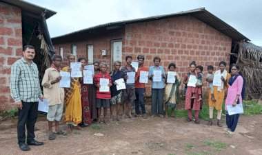 महसूल सप्ताहानिमित्त नागरिकांना घरपोच दाखल्यांचे वाटप.