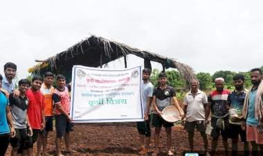 दाभोली येथे कृषी विद्यापीठाच्या विद्यार्थ्यांकडून शेतकऱ्यांना करण्यात आले मार्गदर्शन.