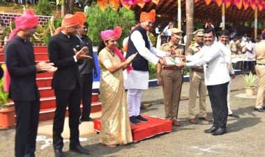 दाणोली तलाठी सचिन चितारे यांना उत्कृष्ट तलाठी पुरस्कार.