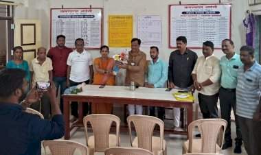 माजी आमदार राजन तेली यांची आडेली ग्रामपंचायतीस भेट; विकास कामांचा घेतला आढावा.