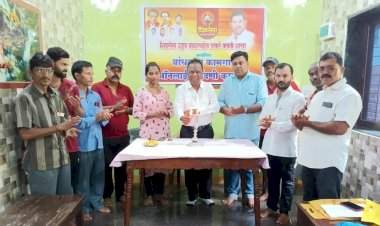 आ.वैभव नाईक, खा.विनायक राऊत यांच्या मुळेच तळागाळातील लोकांपर्यंत शासकीय योजना पोहचल्या : अतुल बंगे.  कवठी येथे शिवसेना आयोजित मोफत कामगार नोंदणी कार्यक्रमाचे आयोजन.