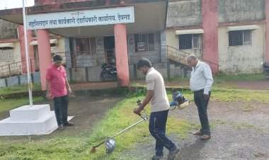 'स्वच्छता ही सेवा' उपक्रमांतर्गत देवगड तहसीलदार कार्यालय परिसरात स्वच्छता मोहिम.