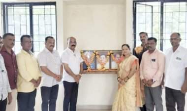 पंडित दीनदयाळ उपाध्याय यांच्या जयंतीनिमित्त जिल्हा कार्यालयात अभिवादन.