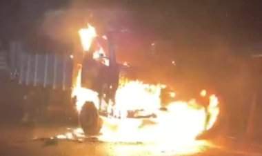 शिरोडा येथे चालत्या कँटरला भीषण आग; वाहनाचे मोठे नुकसान.