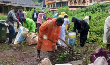 स्वच्छता भारत मिशन अंतर्गत बांदा येथील प्राथमिक आरोग्य केंद्र परिसराची साफसफाई.