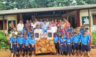 चेतन देवरुखकर कुटुंबीयांकडून साकेडी शाळेला लाऊड स्पीकर सेट भेट.