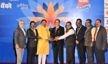 सिंधुदुर्ग जिल्हा बँकेस दमण येथे बँको पुरस्कार २०२३ प्रदान.  जिल्हा बँकेचे उपाध्यक्ष अतुल काळसेकर यांनी स्वीकराला सन्मान.