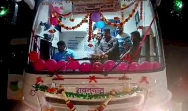 कुडाळमध्ये आ.वैभव नाईक यांनी चालविली एसटी शयनयान बस.