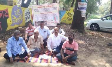 ८० वर्षीय सदानंद कोचरेकर यांचे जिल्हाधिकारी कार्यालयासमोर बेमुदत उपोषण.