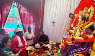 कणकवली तालुका शिवसेनेच्या वतीने दुर्गामातेची प्रतिष्ठापना; ढोल ताशांच्या गजरात मिरवणूकीने जल्लोषात देवीचे आगमन.  आ. वैभव नाईक यांनी सपत्नीक देवीचे केले पूजन व आरती.