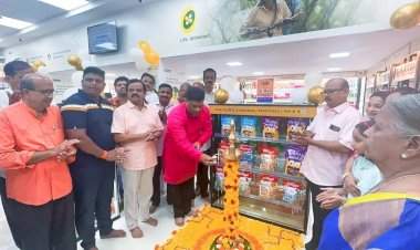 कुडाळ येथील वेलनेस मेडिकल स्टोअरचे आ.वैभव नाईक यांच्या हस्ते उद्घाटन.