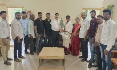 नवोदित युवा कवयित्री कु.अक्षता गावडे हीचा मनसेच्या वतीने सत्कार.