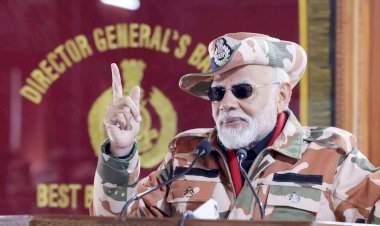 पंतप्रधान नरेंद्र मोदींनी लष्कराच्या जवानांसोबत साजरी केली दिवाळी.