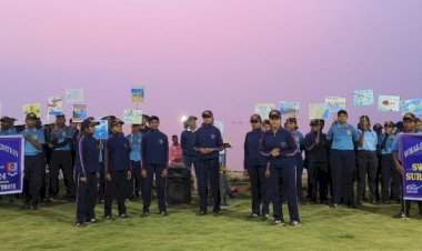 देवगड येथे नेव्हल एनसीसी युनिट रत्नागिरी यांच्या माध्यमातून पर्यटकांमध्ये स्वच्छतेची जनजागृती.