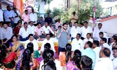 कुडाळ व कणकवली येथे आ.आदित्य ठाकरे यांच्या खळा बैठकांना उत्स्फूर्त प्रतिसाद.  खा. विनायक राऊत, वरुण सरदेसाई, आ.वैभव नाईक, अरुण दुधवडकर यांची प्रमुख उपस्थिती.