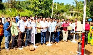 परुळे कुशेवाडा येथील हवामान मापक यंत्राचे जिल्हा बँक अध्यक्ष मनीष दळवी यांच्या हस्ते उद्घाटन.