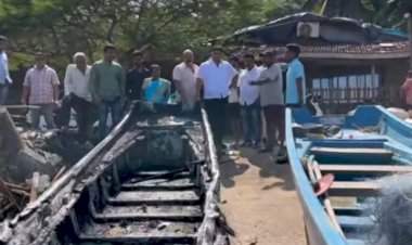 चिवला बीच येथे अल्बर्ट फर्नांडिस यांच्या जळालेल्या बोटीची आ. वैभव नाईक यांनी पाहणी करून केली आर्थिक मदत.