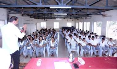 साहित्यिक बनण्यासाठी लेखन, वाचनाची आवड महत्वाची : राजेंद्र गोसावी.