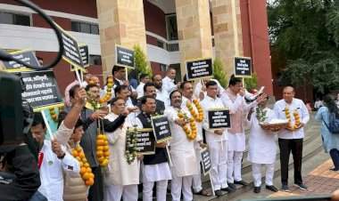 शेतकरी विरोधी राज्य सरकारचा महाविकास आघाडीच्या नेते,आमदारांनी केला निषेध.  हिवाळी अधिवेशनाच्या पहिल्या दिवशी विधान भवनाच्या पायऱ्यांवर केले आंदोलन.