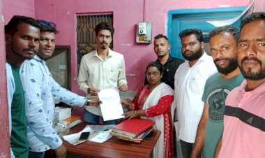 न्हावेली गावातील जीर्ण झालेले पोल तात्काळ बदला.   ग्रामपंचायत सदस्य व सामाजिक कार्यकर्ते यांची वीज अधिकाऱ्यांकडे मागणी.