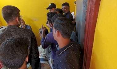 आरोस, पाडलोस, इन्सुली, मडूरा विजेच्या प्रश्नांसंदर्भात सिंधुदुर्ग स्वाभिमानी संघटनेची महावितरण कार्यालयाला धडक.   उप अभियंत्यांना प्रश्नांची सरबत्ती करत धरले धारेवर.