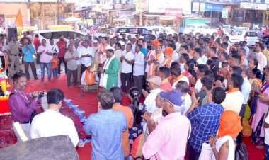 कणकवली येथील आप्पासाहेब पटवर्धन चौकात ठाकरे गटाच्या वतीने महाआरती.  प्रभू श्री रामाच्या मूर्तीची सोहम वाळके व सिद्धी वाळके या दाम्पत्याच्या हस्ते विधिवत पूजन.