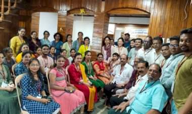 सर्वांच्या उत्स्फूर्त सहभागातून व्यापारी मेळावा यशस्वी करूया : जिल्हा कार्यवाह नितीन वाळके, मालवण व्यापारी संघ अध्यक्ष उमेश नेरूरकर.  मालवण व्यापारी संघाच्या सदस्यांना ओळखपत्र वितरण.