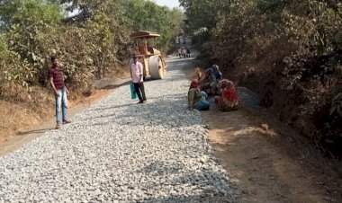 अखेर सिंधुदुर्ग स्वाभिमान संघटनेच्या मागणी नंतर सोनूर्ली तिठा ते आरोस बाजार रस्त्याचे काम सुरू.