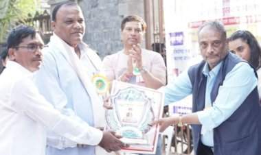 डॉ.देविदास हारगिले यांना आदर्श शिक्षक पुरस्काराने सन्मानित.