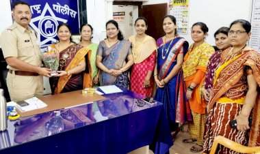 वेंगुर्ला भाजपा महीला मोर्चाच्या वतीने नुतन पोलीस निरीक्षक संदिप भोसले यांचे पुष्पगुच्छ देऊन स्वागत.