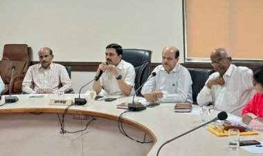 जिल्ह्यातील उत्पादित काजू आपल्या जिल्ह्यातच राहीला पाहिजे : मनीष दळवी.  शेतकरी, विकास संस्था, प्रक्रिया व्यापारी यांच्या पाठीशी आम्ही खंबीरपणे उभे.