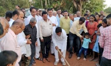 निगुडे रोणापाल ते आरोसकर टेंब रस्त्याचे खासदार विनायक राऊत यांच्या हस्ते भूमिपूजन.