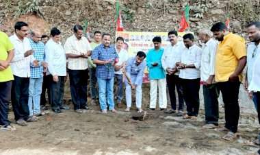 केंद्रीय मंत्री नारायण राणे यांच्या खासदार निधीतून मंजुर झालेल्या संरक्षक भिंतीचे राजन तेलींच्या हस्ते भूमिपूजन.