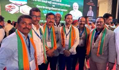 दिल्ली येथे संगणकीकरण कामकाजाचे पंतप्रधान नरेंद्र मोदी यांचे हस्ते उद्घाटन.  जिल्हा बँक अध्यक्ष मनिष दळवी यांची उपस्थिती.