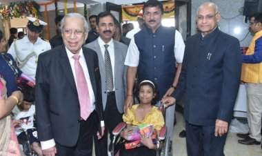 वृद्ध, दिव्यांगांच्या पुनर्वसन संस्थांचे बळकटीकरण करावे : राज्यपाल रमेश बैस.  राज्यपालांच्या हस्ते बाल दिव्यांगांना व्हीलचेअरचे वितरण.