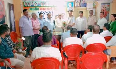 रत्नागिरी-सिंधुदुर्ग लोकसभा मतदारसंघाचे भाजपा वैद्यकीय आघाडी संयोजक डाॅ.अमेय देसाई यांचा वेंगुर्ला येथे सत्कार.