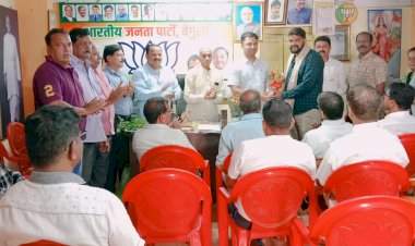 लोकसभा विजयाची हॅट्ट्रिक करण्यासाठी युवा मोर्चाने सज्ज व्हावे : डाॅ.अमेय देसाई.  भाजपा युवा मोर्चा वेंगुर्ला तालुकाध्यक्ष पदी प्रणव वायंगणकर यांच्या निवडीबद्दल सत्कार.