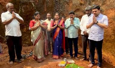 तुळस काजरमळी येथील संरक्षण भिंत बांधकामाचे जिल्हा बँक अध्यक्ष मनिष दळवी यांच्या हस्ते उद्घाटन.