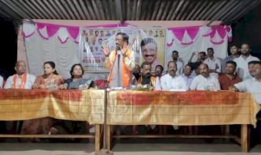 रत्नागिरी-सिंधुदुर्ग लोकसभेचे इंडिया आघाडीचे उमेदवार विनायक राऊत यांची रत्नागिरी दाभोळे जि.प.गटामध्ये प्रचार सभा.