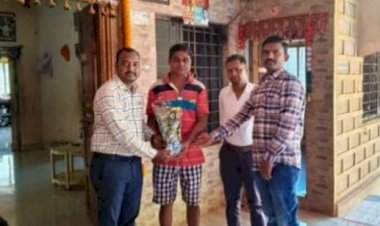 लघुपाटबंधारे विभागाच्या उपकार्यकारी अभियंता श्रीमंगले यांच्या हस्ते सामजिक कार्यकर्ते बबली राणे यांचा सत्कार.