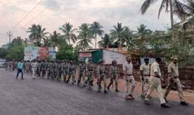 आगामी लोकसभा निवडणूक पार्श्वभूमीवर देवगड जामसंडे शहरात पोलिसांचे संचलन.