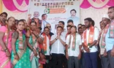 माणगाव खोऱ्यातील आंबेरी गावातील उबाठा सेनेच्या सुमारे शेकडो कार्यकर्त्यांचा नारायण राणेंच्या उपस्थितीत भाजप पक्षात प्रवेश.