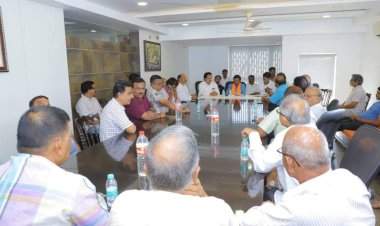 कणकवलीतील व्यापारी व ज्येष्ठ नागरिकांनी घेतली विनायक राऊत यांची भेट.