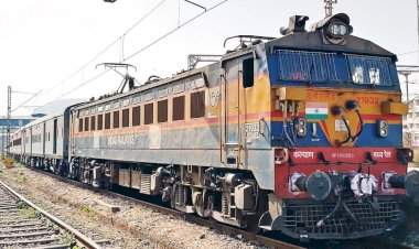 कोकण रेल्वे मार्गावर पनवेल ते मडगाव आणि पनवेल ते सावंतवाडी दरम्यान विशेष रेल्वेगाड्या धावणार.