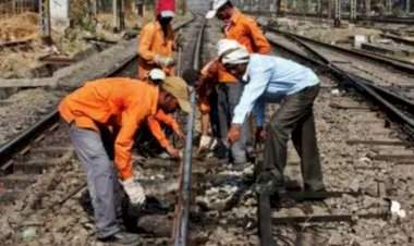 कर्मचाऱ्याच्या सतर्कतेमुळे कोकण रेल्वे मार्गावरील मोठा अपघात टळला.