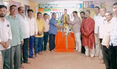 भाजपा वेंगुर्ला तालुका कार्यालयात स्वातंत्र्यवीर सावरकर यांच्या जयंतीनिमित्त अभिवादन.