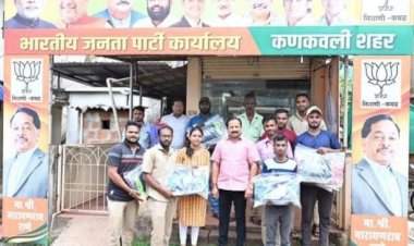 माजी नगराध्यक्ष समीर नलावडेंकडून कणकवली शहरातील  वायरमनांना मोफत रेनकोट व छत्री वाटप.